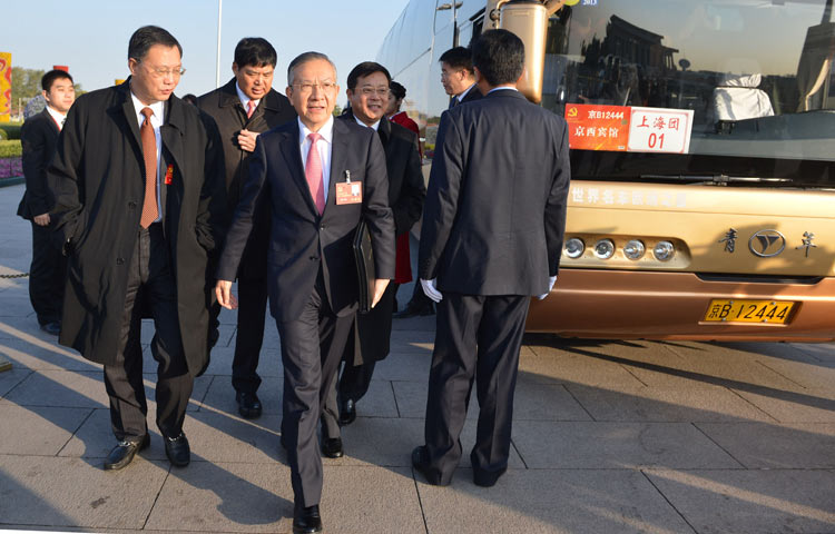 中國(guó)共產(chǎn)黨第十八次全國(guó)代表大會(huì)即將在北京開(kāi)幕 。11月8日上午，中國(guó)共產(chǎn)黨第十八次全國(guó)代表大會(huì)即將在北京人民大會(huì)堂開(kāi)幕。 這是代表抵達(dá)天安門(mén)廣場(chǎng)。新華社記者李鑫攝