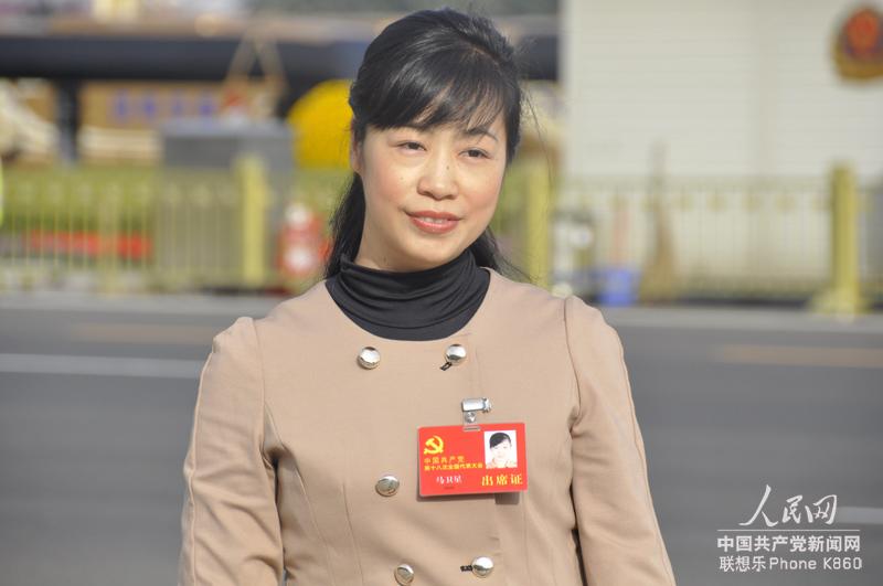 參加大會(huì)的女性代表入場。人民網(wǎng)記者 趙蓉 攝