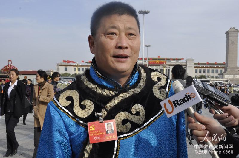 少數(shù)民族參會代表接受記者採訪。人民網(wǎng)記者 趙蓉 攝