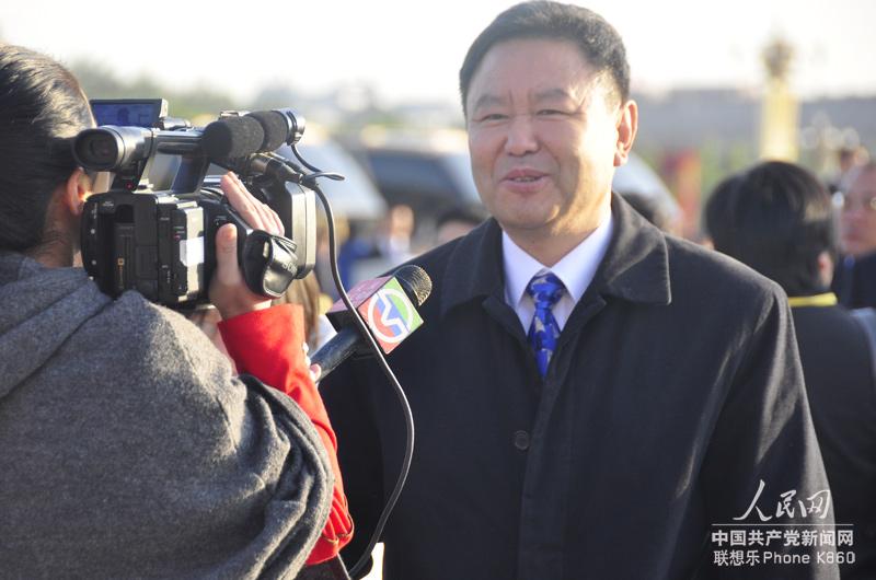 媒體記者爭相採訪參會代表。人民網記者 趙蓉 攝