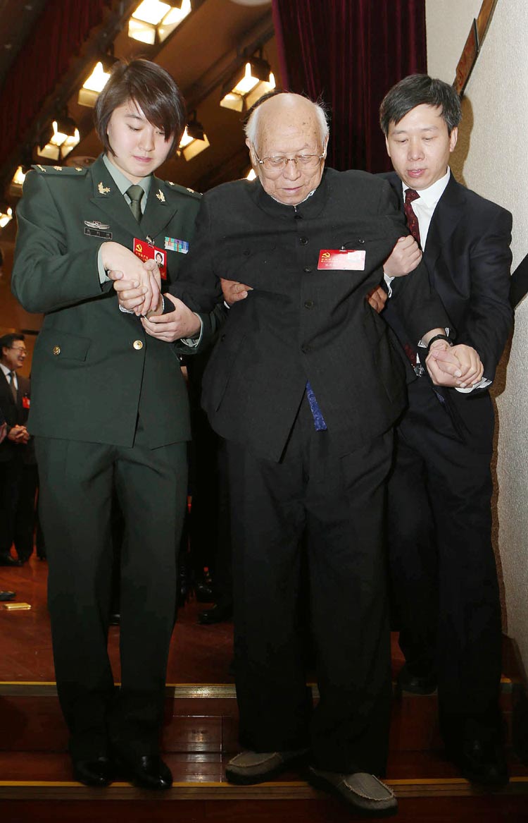    這是11月8日，焦劉洋（左一）攙扶焦若愚。 焦若愚出生於1915年，是最年長的十八大代表，兩人年齡相差74歲，黨齡相差72年。
