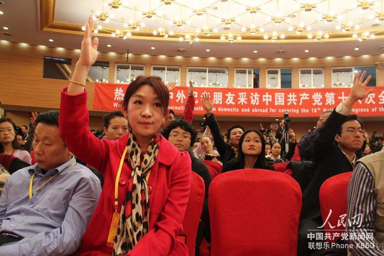 現(xiàn)場記者踴躍提問（人民網記者 毛雷 攝）