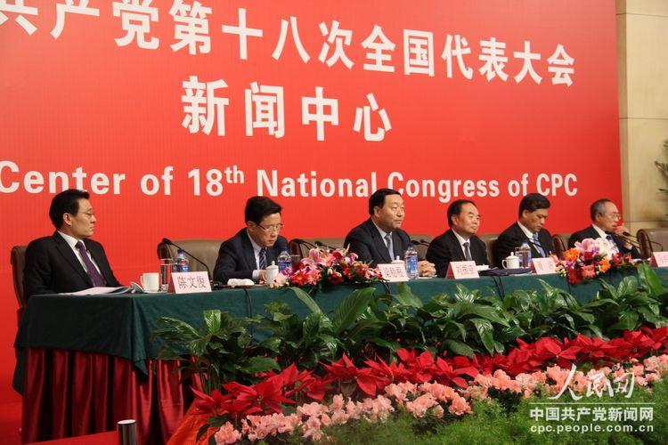 集體採訪會(huì)主席臺(tái)（人民網(wǎng)記者 毛雷 攝）