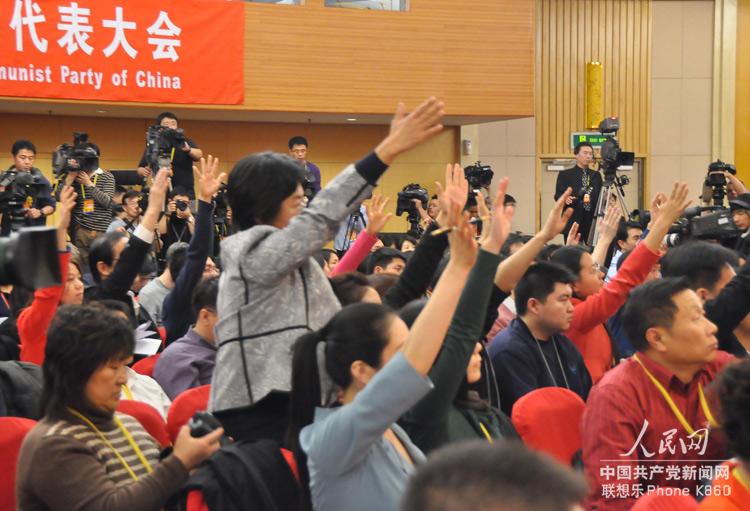 一片“手”海，現(xiàn)場記者踴躍提問。（人民網(wǎng) 張啟川 攝）