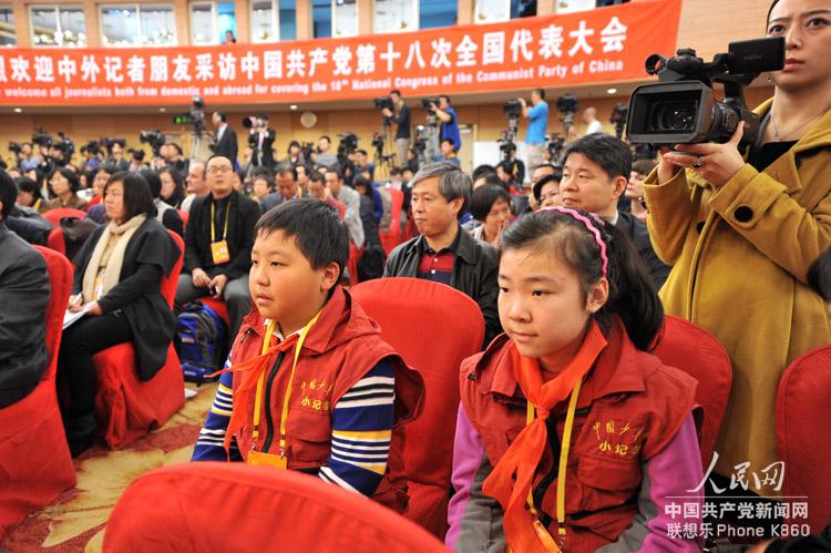 11月12日，在十八大新聞中心，兩位來自《中國少年報》的小記者引起了在場中外大記者的關(guān)注。人民網(wǎng)記者 翁奇羽 攝
