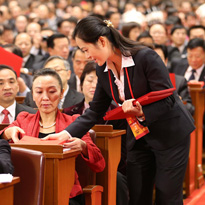 工作人員在發(fā)選票