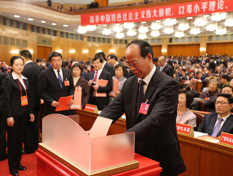 11月14日，中國(guó)共產(chǎn)黨第十八次全國(guó)代表大會(huì)閉幕會(huì)在北京人民大會(huì)堂舉行。這是代表投票選舉中央委員會(huì)委員、候補(bǔ)委員和中央紀(jì)律檢查委員會(huì)委員。新華社記者 姚大偉 攝