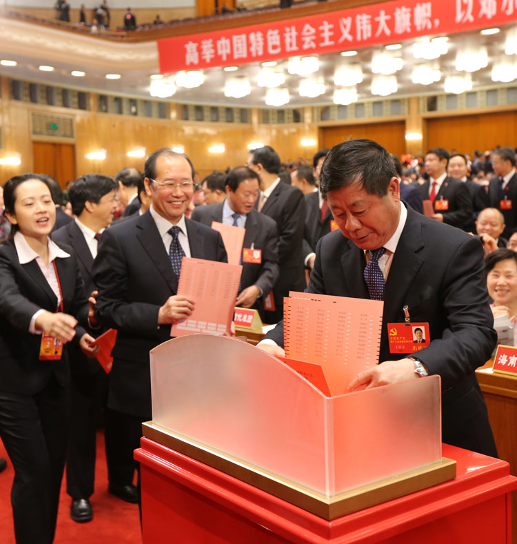11月14日，中國共產(chǎn)黨第十八次全國代表大會閉幕會在北京人民大會堂舉行。這是代表投票選舉中央委員會委員、候補委員和中央紀(jì)律檢查委員會委員。新華社記者 姚大偉 攝