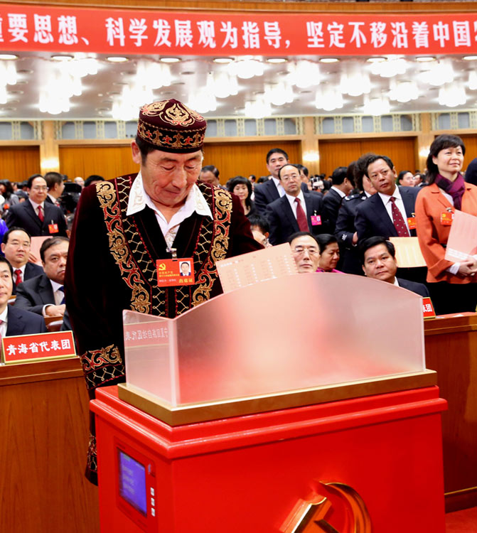 11月14日，中國共產(chǎn)黨第十八次全國代表大會閉幕會在北京人民大會堂舉行。這是代表投票選舉中央委員會委員、候補(bǔ)委員和中央紀(jì)律檢查委員會委員。新華社記者劉衛(wèi)兵攝