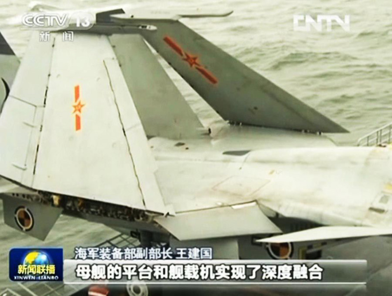 殲15乘升降機(jī)從機(jī)庫(kù)升至甲板 進(jìn)行短距起飛訓(xùn)練(圖片來(lái)源:央視截圖)