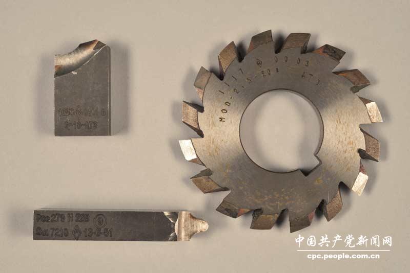 鄧榕贈(zèng)法國(guó)雷諾汽車(chē)廠送的鉗工刀具（當(dāng)年鄧小平同志在雷諾汽車(chē)廠使用過(guò)同樣的刀具）