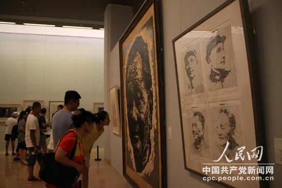 展廳內(nèi)不少觀眾觀眾在觀看展覽。