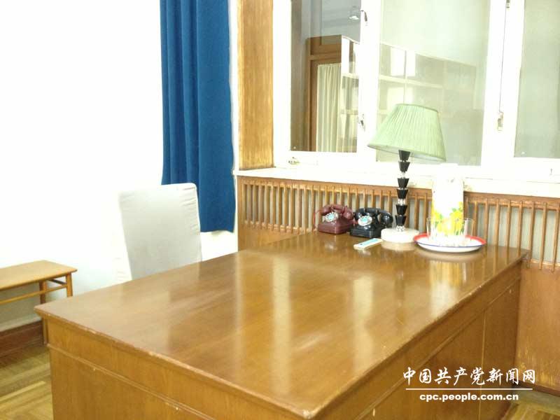 鄧小平北京故居辦公桌復(fù)原場(chǎng)景（人民網(wǎng)記者趙晶 攝）