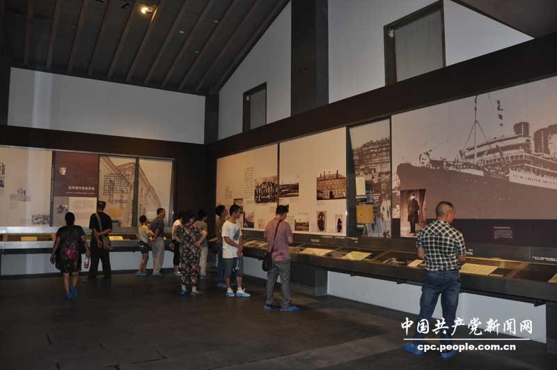 觀眾在鄧小平故居陳列館參觀（人民網(wǎng)記者趙晶 攝）