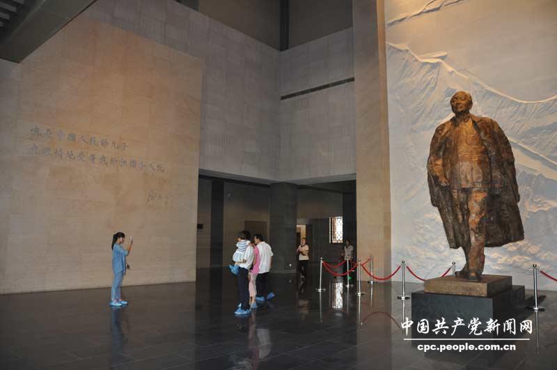 觀眾在鄧小平雕塑前留影（人民網(wǎng)記者趙晶 攝）