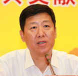 中央文獻研究室主任冷溶以更大的政治勇氣和智慧全面深化改革　　《習(xí)近平總書記系列重要講話讀本》（以下簡稱《讀本》）全面系統(tǒng)地反映了黨的十八大以來習(xí)近平同志在黨和國家事業(yè)各方面提出的新思想、新觀點、新論斷、新要求，反映了新一屆中央領(lǐng)導(dǎo)集體治國理政的新思路新舉措，為切實用講話精神武裝全黨提供了重要教材。