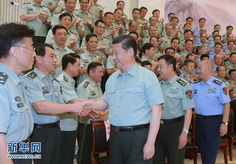 八一建軍節(jié)到來之際，中共中央總書記、國家主席、中央軍委主席習近平來到福建，親切看望慰問部隊官兵和雙擁模范代表，代表黨中央、中央軍委向解放軍指戰(zhàn)員、武警部隊官兵、民兵預備役人員致以誠摯的問候和節(jié)日的祝賀。這是7月30日，習近平親切接見駐福州部隊師以上領導干部。 新華社記者李剛攝