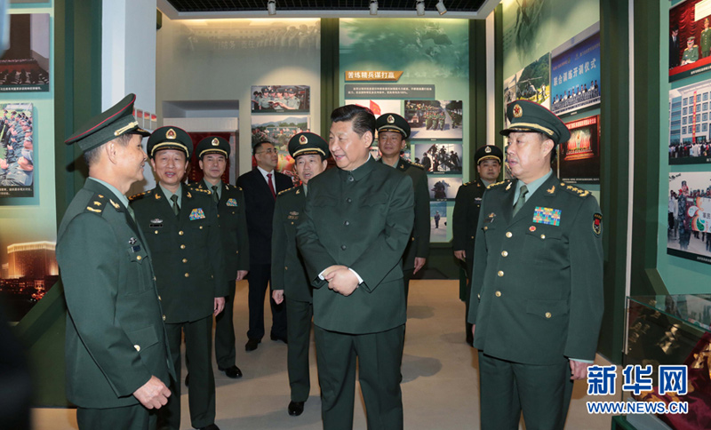 這是習(xí)近平參觀駐澳門部隊(duì)軍史館。新華社記者 李剛 攝