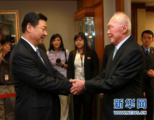 2010年11月14日，習(xí)近平在新加坡會(huì)見新加坡內(nèi)閣資政李光耀（新華社龐興雷攝）