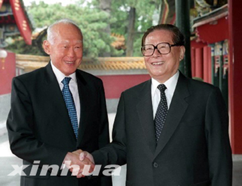 2002年9月10日，江澤民在北京中南海會(huì)見(jiàn)來(lái)華訪(fǎng)問(wèn)的新加坡內(nèi)閣資政李光耀