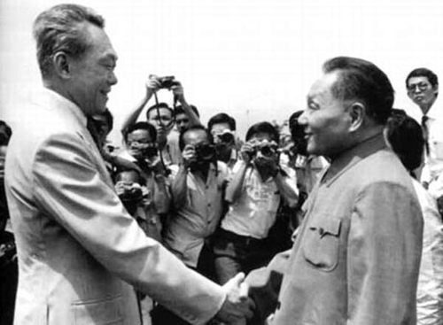 1978年11月，鄧小平出訪新加坡，李光耀在機(jī)場(chǎng)歡迎