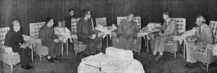 1976年5月12日，毛澤東會見新加坡共和國總理李光耀和其他新加坡貴賓