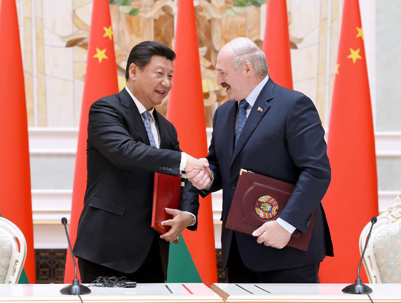 5月10日，國(guó)家主席習(xí)近平在明斯克同白俄羅斯總統(tǒng)盧卡申科舉行會(huì)談。會(huì)談后，習(xí)近平與盧卡申科共同簽署了《中華人民共和國(guó)和白俄羅斯共和國(guó)友好合作條約》和《中華人民共和國(guó)和白俄羅斯共和國(guó)關(guān)於進(jìn)一步發(fā)展和深化全面戰(zhàn)略伙伴關(guān)系的聯(lián)合聲明》。新華社記者謝環(huán)馳攝