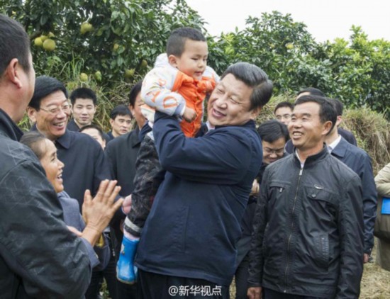 2013年11月3日至5日，習(xí)近平在湖南考察。這是3日下午，習(xí)近平來到湘西土家族苗族自治州鳳凰縣廖家橋鎮(zhèn)菖蒲塘村了解扶貧開發(fā)和水果產(chǎn)業(yè)發(fā)展情況。