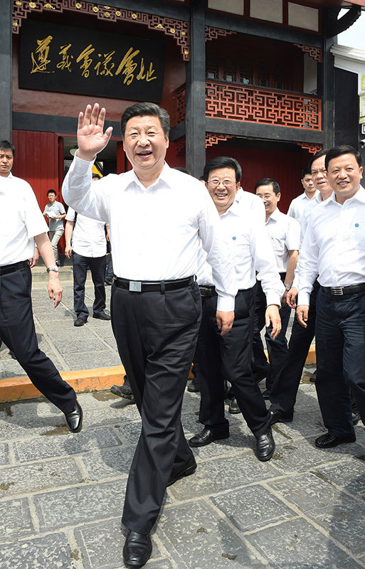 這是16日下午，習(xí)近平在參觀遵義會(huì)議會(huì)址時(shí)向群眾招手致意。新華社記者 李學(xué)仁 攝