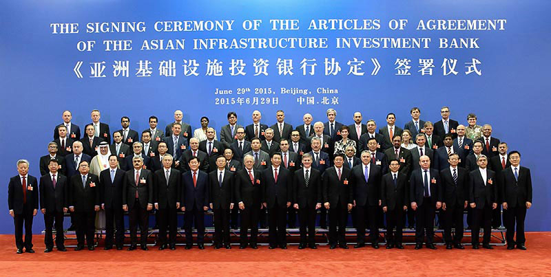 6月29日，國家主席習(xí)近平在北京人民大會堂會見出席《亞洲基礎(chǔ)設(shè)施投資銀行協(xié)定》簽署儀式的各國代表團(tuán)團(tuán)長。新華社記者 蘭紅光 攝