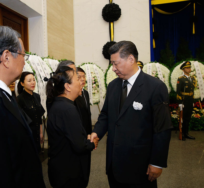 7月22日，萬裡同志遺體在北京八寶山革命公墓火化。習(xí)近平、李克強、張德江、劉雲(yún)山、王岐山、張高麗、胡錦濤等前往八寶山送別，江澤民在外地送花圈表示哀悼。這是習(xí)近平與萬裡親屬握手，表示深切慰問。新華社記者 鞠鵬 攝