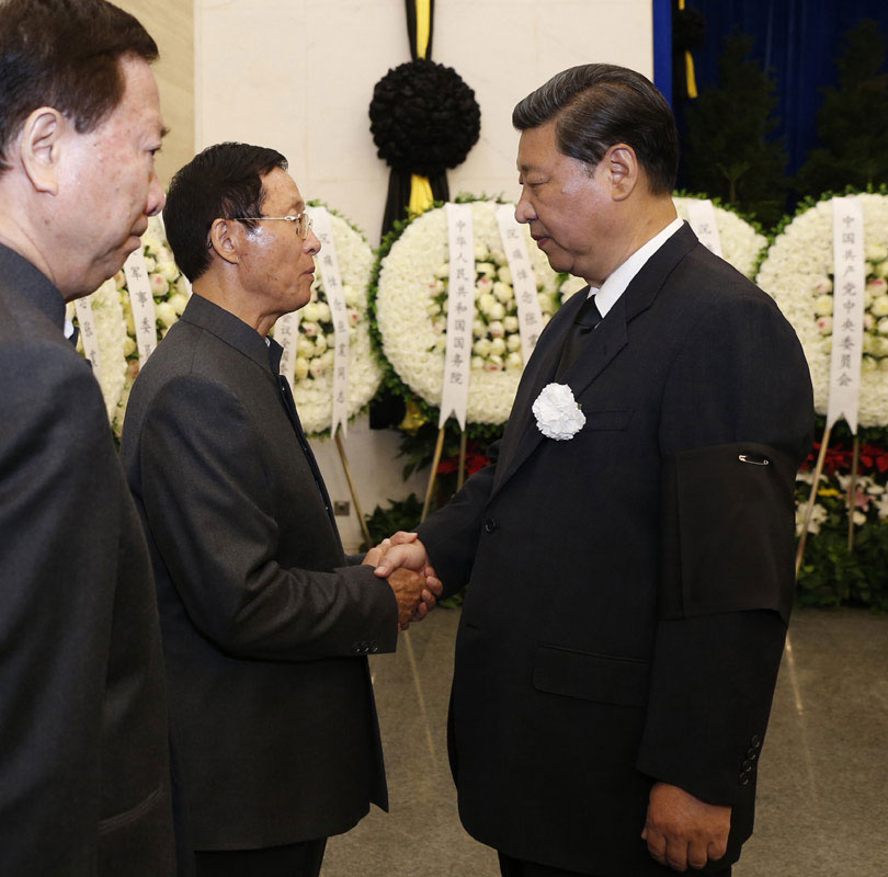 9月9日，張震同志遺體在北京八寶山革命公墓火化。習(xí)近平、李克強(qiáng)、張德江、劉雲(yún)山、王岐山、張高麗、江澤民、胡錦濤等前往八寶山送別。這是習(xí)近平與張震親屬握手，表示深切慰問。新華社記者 鞠鵬 攝
