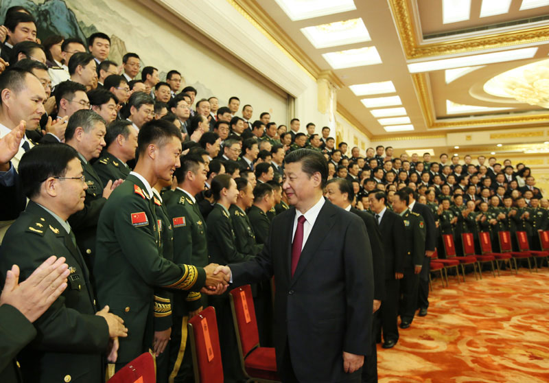 9月16日，黨和國家領(lǐng)導(dǎo)人習(xí)近平、劉雲(yún)山等在北京人民大會堂會見中國人民抗日戰(zhàn)爭暨世界反法西斯戰(zhàn)爭勝利70周年紀(jì)念活動各工作機構(gòu)負(fù)責(zé)同志和工作人員、演職人員、受閱部隊官兵代表。新華社記者 蘭紅光 攝