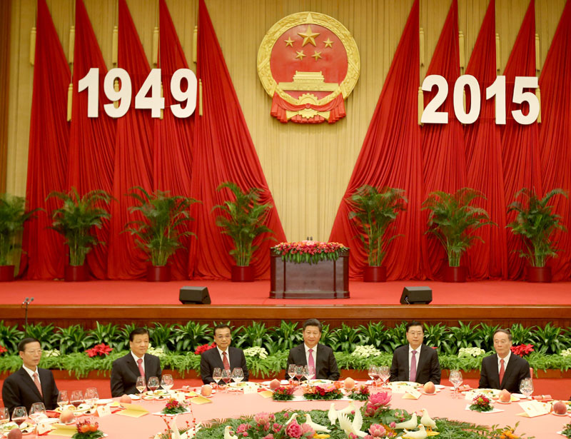 9月30日晚，國務(wù)院在北京人民大會堂舉行國慶招待會，熱烈慶祝中華人民共和國成立66周年。習近平、李克強、張德江、劉雲(yún)山、王岐山、張高麗等黨和國家領(lǐng)導人與中外人士歡聚一堂，共慶佳節(jié)。新華社記者 姚大偉 攝