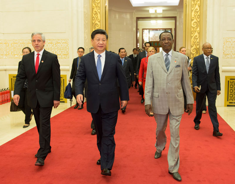 10月16日，2015減貧與發(fā)展高層論壇在北京人民大會(huì)堂舉行。國(guó)家主席習(xí)近平出席論壇並發(fā)表題為《攜手消除貧困促進(jìn)共同發(fā)展》的主旨演講。這是習(xí)近平與出席論壇的外國(guó)領(lǐng)導(dǎo)人步入會(huì)場(chǎng)。新華社記者 李學(xué)仁 攝