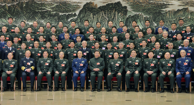 這是習近平親切接見會議代表，同大家合影留念。新華社記者 李剛 攝