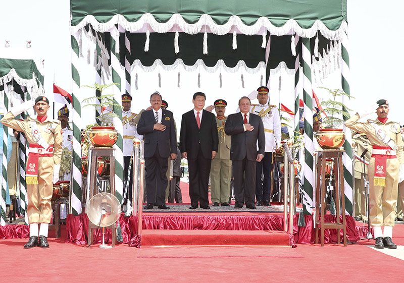 4月20日，國(guó)家主席習(xí)近平在巴基斯坦首都伊斯蘭堡出席巴基斯坦總統(tǒng)侯賽因和總理謝裡夫共同舉行的歡迎儀式。新華社記者 蘭紅光 攝