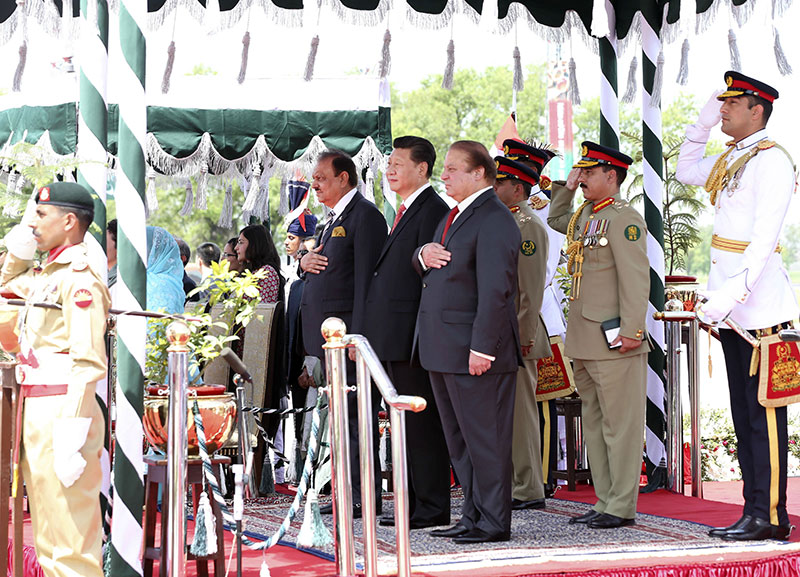 4月20日，國家主席習(xí)近平在巴基斯坦首都伊斯蘭堡出席巴基斯坦總統(tǒng)侯賽因和總理謝裡夫共同舉行的歡迎儀式。新華社記者 蘭紅光 攝