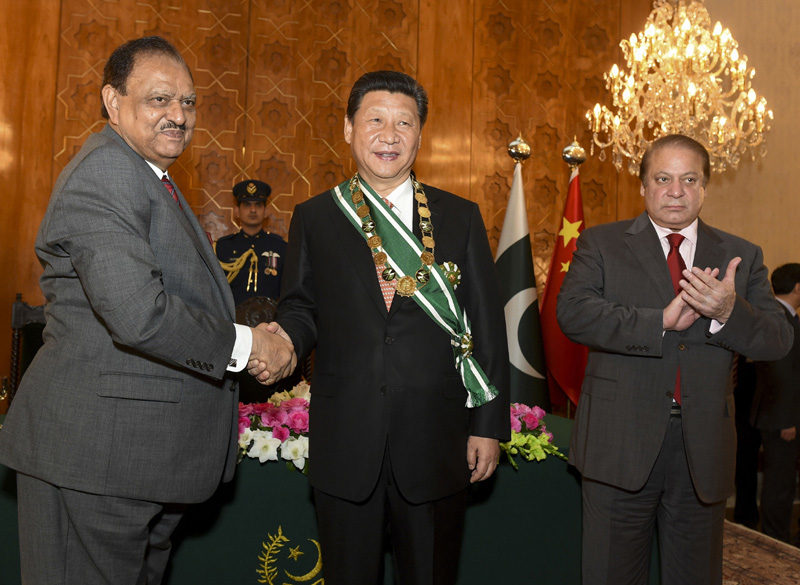 4月21日，國家主席習近平在伊斯蘭堡接受巴基斯坦總統(tǒng)侯賽因授予的“巴基斯坦勛章”。新華社記者 李學仁 攝