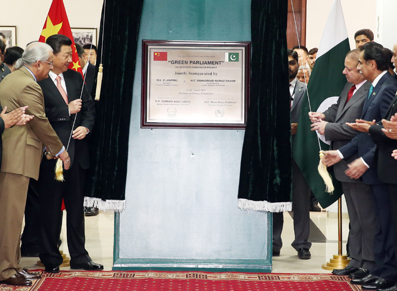 4月21日，國家主席習(xí)近平在伊斯蘭堡出席中國援巴議會(huì)大廈太陽能光伏發(fā)電項(xiàng)目揭牌儀式。新華社記者 姚大偉 攝