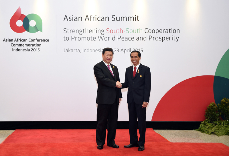 這是習(xí)近平同印度尼西亞總統(tǒng)佐科握手。新華社記者 謝環(huán)馳 攝