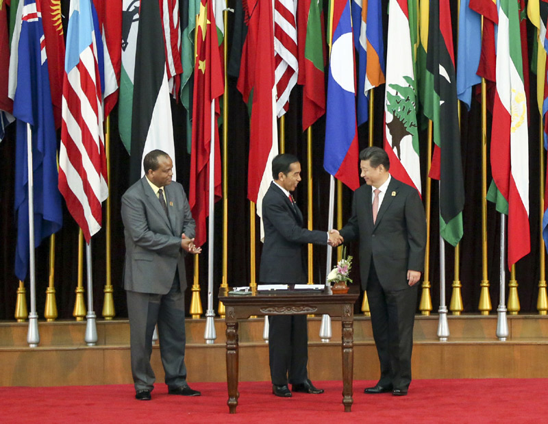 這是中國國家主席習(xí)近平同印尼總統(tǒng)佐科和斯威士蘭國王姆斯瓦蒂三世共同簽署《2015萬隆公報》。新華社記者 馬佔成 攝