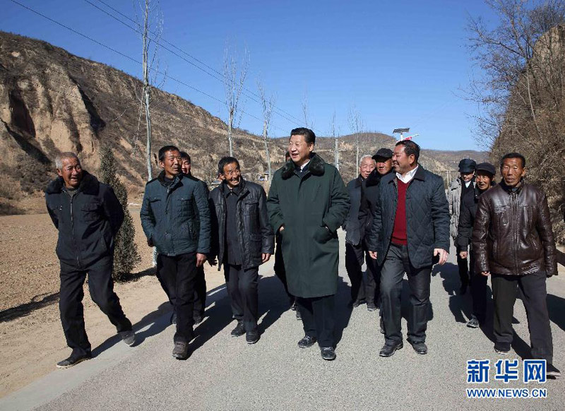 農(nóng)歷羊年春節(jié)來臨之際，2月13日至16日，中共中央總書記、國家主席、中央軍委主席習(xí)近平來到陝西，看望慰問廣大干部群眾，向全國各族人民致以新春祝福，祝偉大祖國繁榮昌盛、各族人民幸福安康。這是13日上午，習(xí)近平在延安市延川縣文安驛鎮(zhèn)梁家河村看望村民，並就老區(qū)脫貧致富進(jìn)行實(shí)地調(diào)研。新華社記者 蘭紅光 攝
