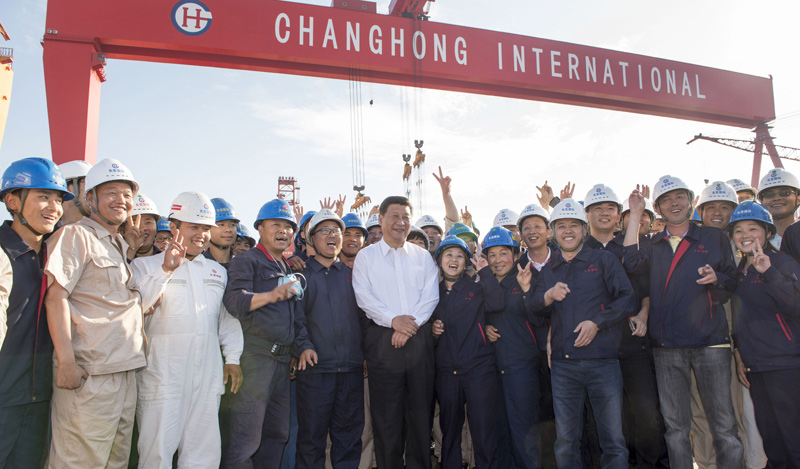 這是5月25日下午，習(xí)近平在長宏國際船舶修造有限公司與現(xiàn)場工人們合影。新華社記者 謝環(huán)馳 攝