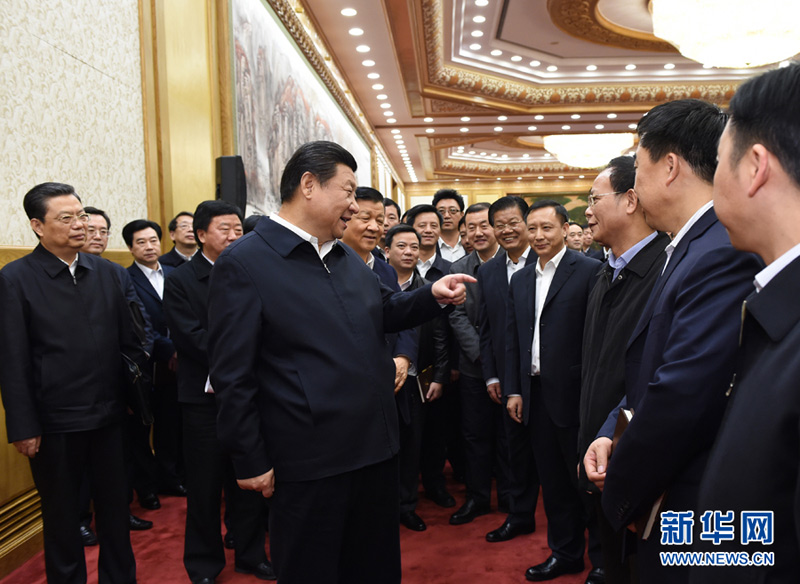 1月12日，中共中央總書記、國家主席、中央軍委主席習近平在北京主持召開座談會，同中央黨校第一期縣委書記研修班學員進行座談並發(fā)表重要講話。這是座談會后，習近平與研修班學員親切交流。新華社記者 饒愛民 攝