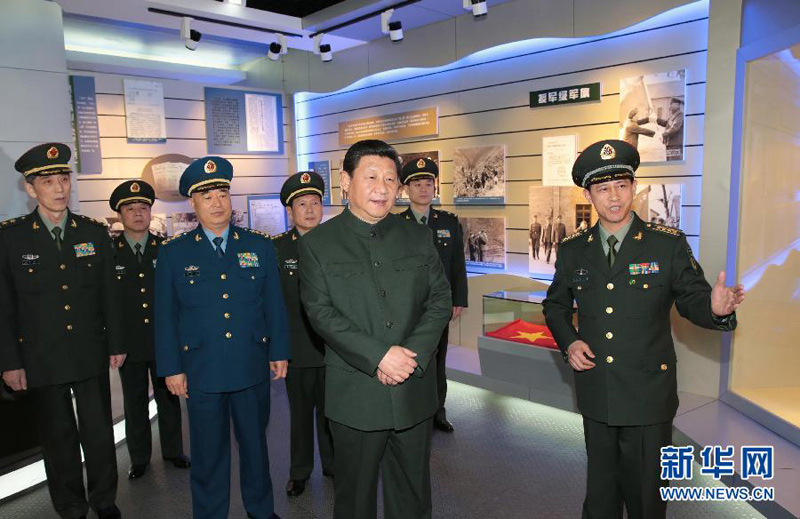 1月21日，中共中央總書記、國家主席、中央軍委主席習(xí)近平視察駐昆明部隊(duì)。這是習(xí)近平參觀第二炮兵某基地軍史館。 新華社記者李剛攝