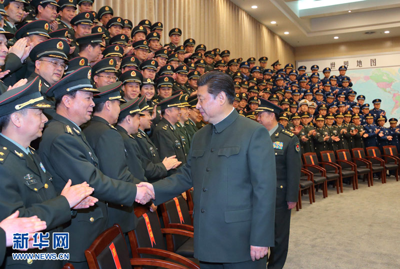 2月16日，羊年春節(jié)即將到來之際，中共中央總書記、國家主席、中央軍委主席習(xí)近平視察駐西安部隊(duì)，親切看望慰問官兵，代表黨中央、中央軍委向人民解放軍全軍指戰(zhàn)員、全體武警官兵和民兵預(yù)備役人員致以新春祝福。這是習(xí)近平在陝西省軍區(qū)辦公樓大會(huì)議室，接見駐西安部隊(duì)正師職以上領(lǐng)導(dǎo)干部和副師級(jí)單位主官。新華社記者李剛攝