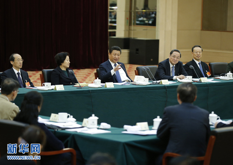 3月4日，中共中央總書記、國家主席、中央軍委主席習(xí)近平看望出席全國政協(xié)十二屆三次會議的民革、臺盟、臺聯(lián)委員，聽取委員們的意見和建議，並發(fā)表重要講話。中共中央政治局常委、全國政協(xié)主席俞正聲參加了看望和討論。 新華社記者 鞠鵬 攝