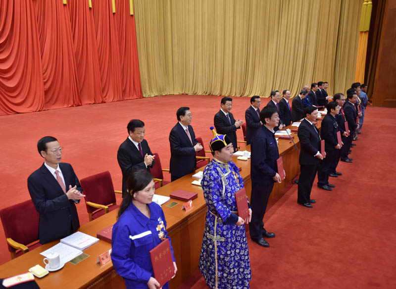 這是習(xí)近平等黨和國(guó)家領(lǐng)導(dǎo)人向全國(guó)勞動(dòng)模范和先進(jìn)工作者頒發(fā)榮譽(yù)証書。新華社記者 李濤 攝