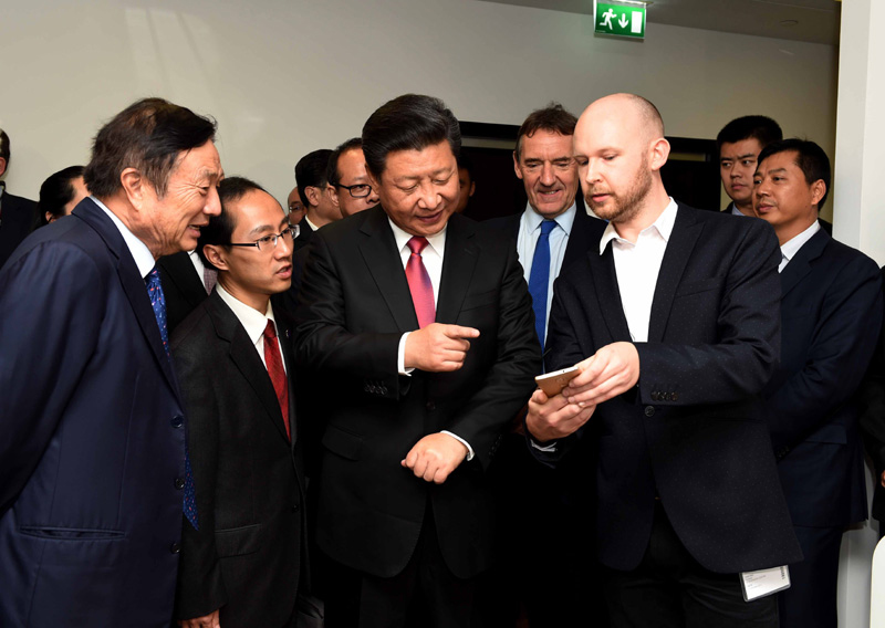 10月21日，國家主席習(xí)近平參觀華為英國公司。新華社記者 饒愛民 攝